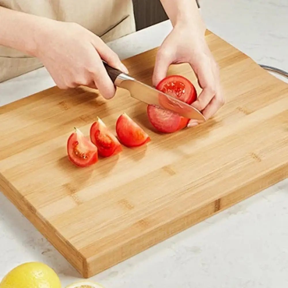 planche a decouper femme coupant une tomate