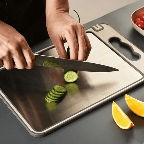 planche a decouper coupe d'un concombre sur la planche