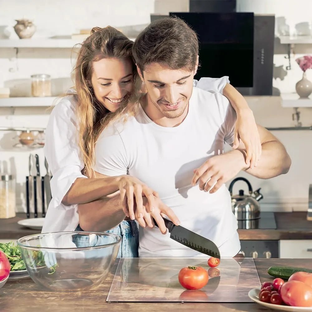planche a decouper couple en train d e couper une tomate