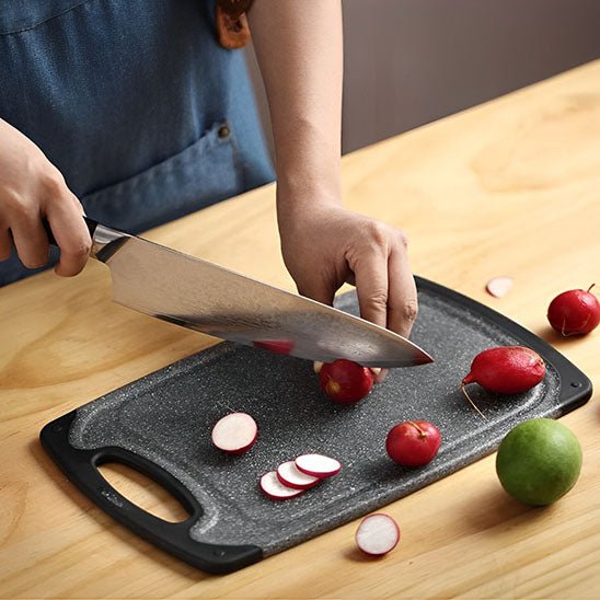 planche à découper découpe d'un fruit