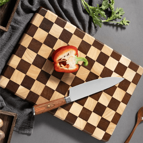 planche à découper en bois avec un couteau dessus