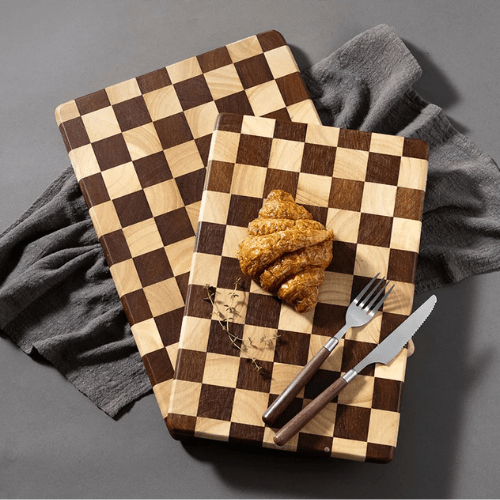 planche à découper en bois avec un croissant dessus