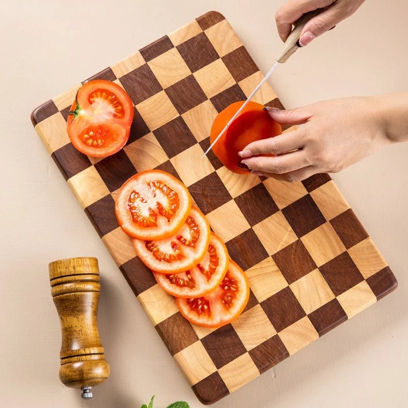 planche à découper en bois coupage de tomate