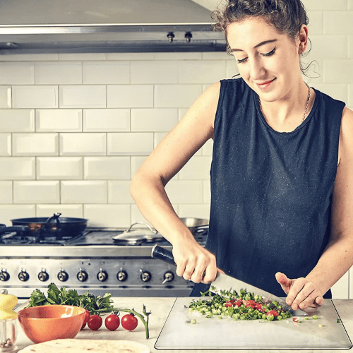 planche a decouper femme coupant des légumes