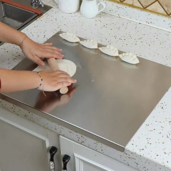 planche à découper personne travaillant de la pâte dessus