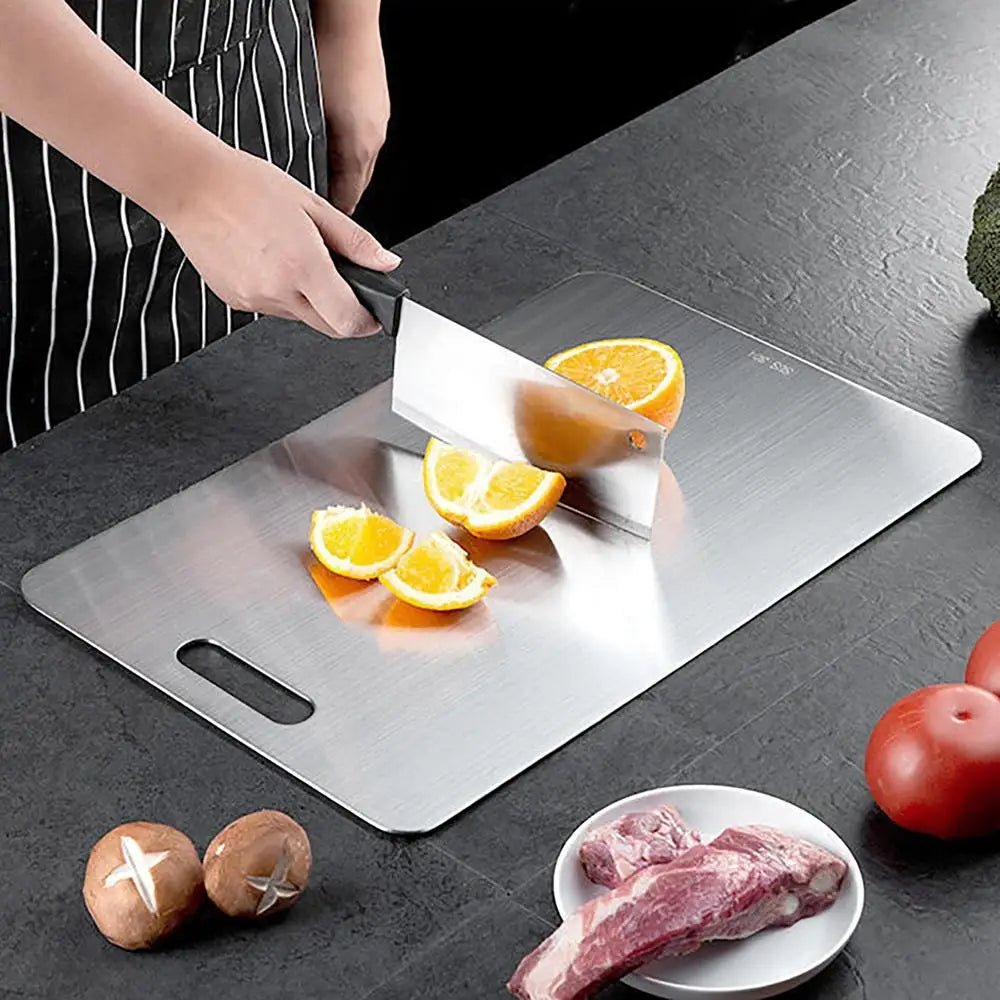 planche à découper personne coupant fruit