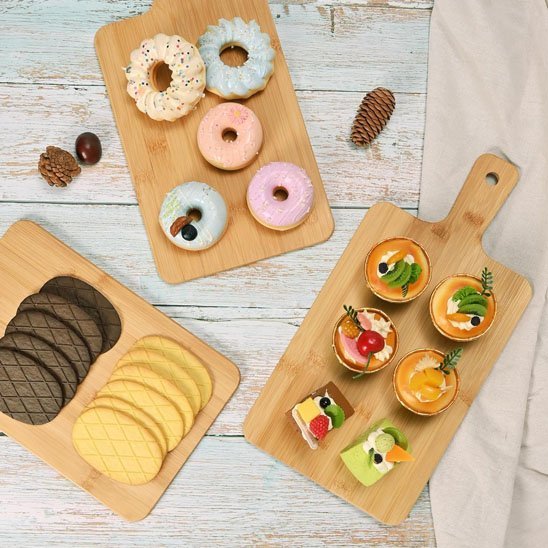 Planche à Découper posé sur une table avec des desserts dessus