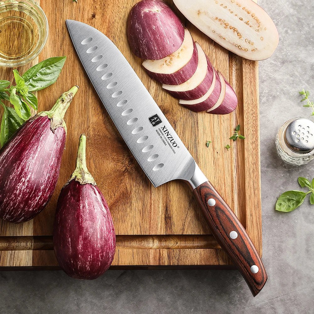 santoku couteau sur une planche avec des aubergines