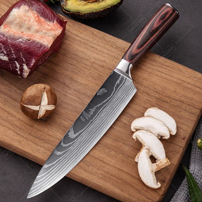 set de couteau de cuisine sur une planche avec des aliments