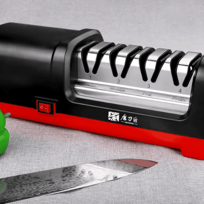 Aiguiseur à couteaux électrique posé sur une table avec un couteau