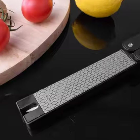 aiguiseur de couteaux plié posé sur une table