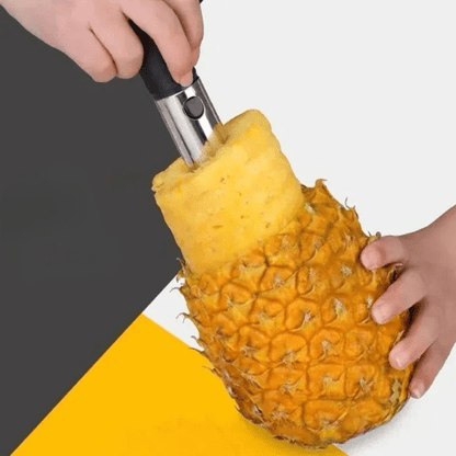Coupe ananas personne retirant l'intérieur du fruit