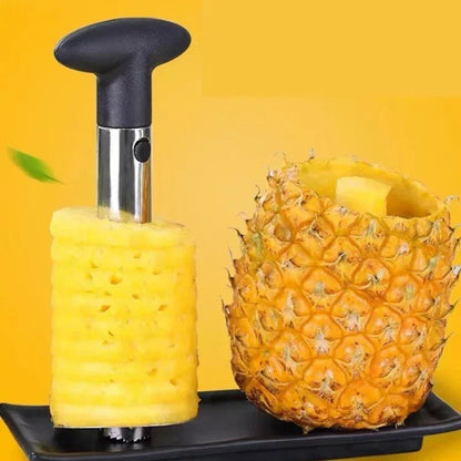 Coupe ananas présenté sur une assiette noire