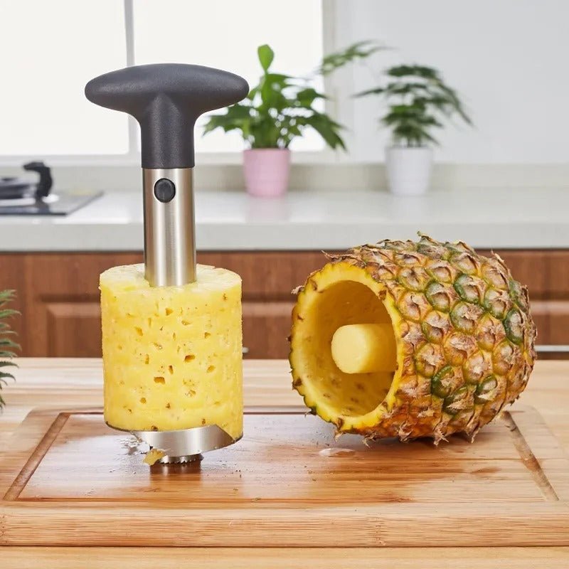 Coupe ananas sur une table dans une cuisine