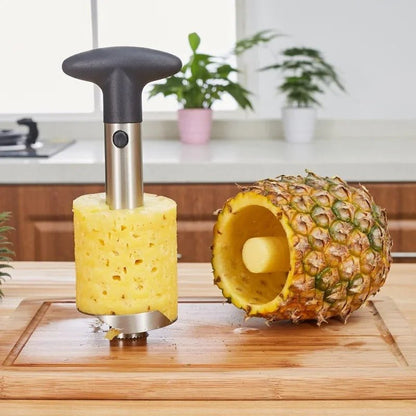 Coupe ananas sur une table dans une cuisine