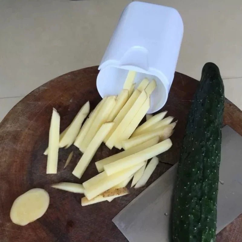 coupe frites posé sur table avec des frites