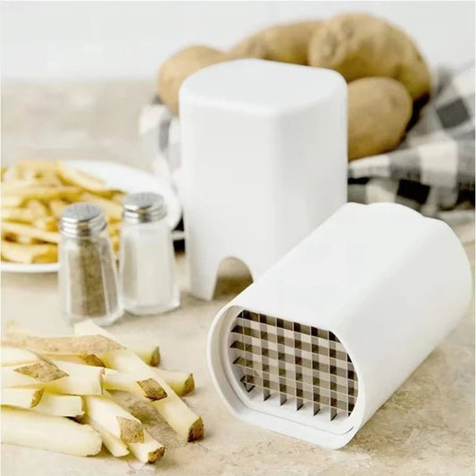 coupe frites présenté avec des frites du sel et du poivre