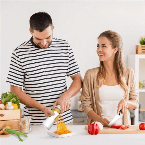 coupe legume couple en train de cuisiner