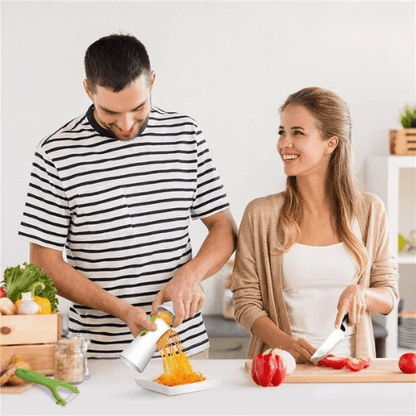 coupe legume couple en train de cuisiner