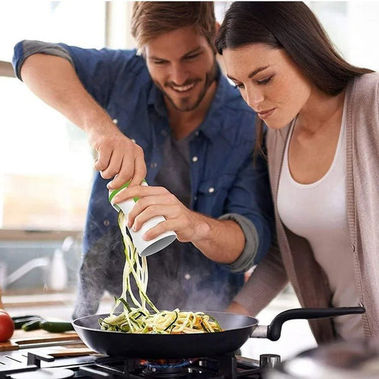 coupe legume homme coupant une courgette dans une poêle