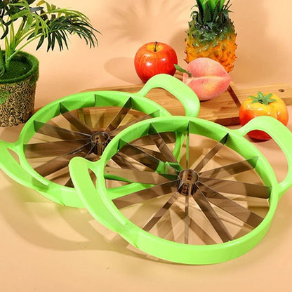 coupe legume pose sur une table avec des fruits