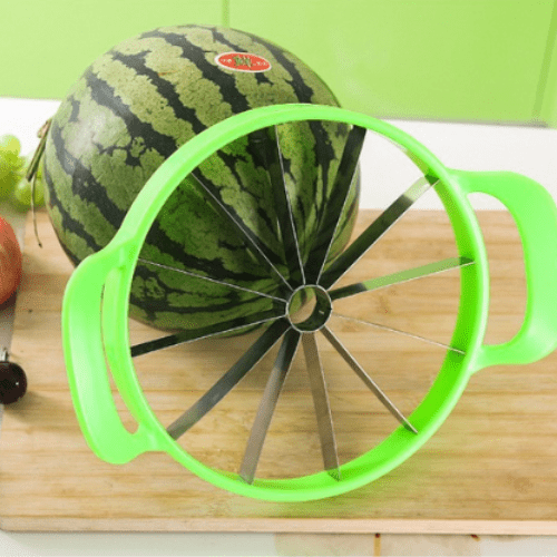 coupe legume vert avec une pastèque derrière