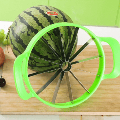 coupe legume vert avec une pastèque derrière