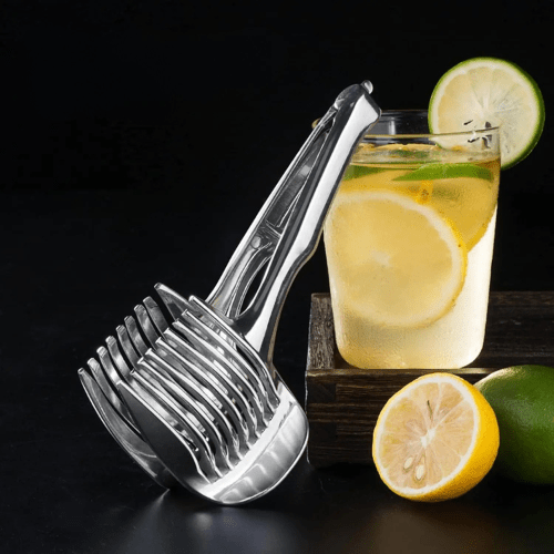 coupe legumes expose contre un verre de limonade