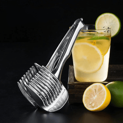 coupe legumes expose contre un verre de limonade