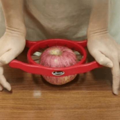 coupe legumes personne appuyant pour couper une pomme