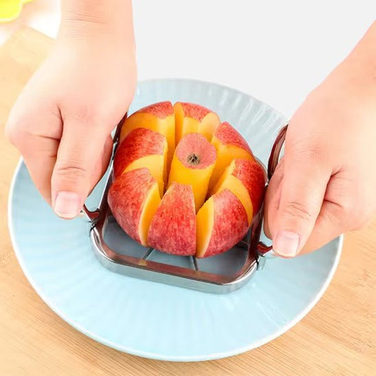 coupe legumes personne coupnt une pomme