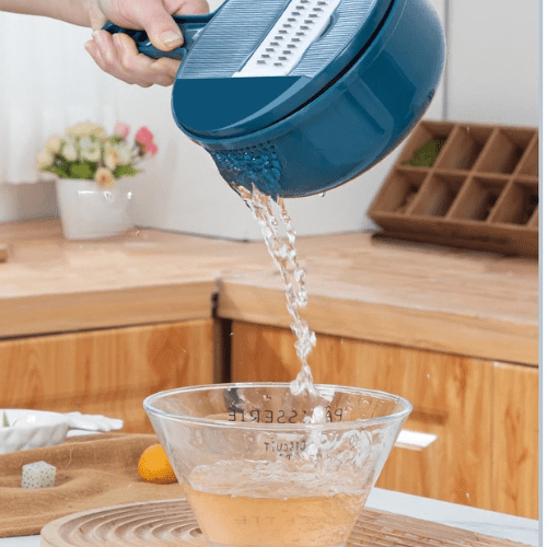 coupe legumes transvasement d'eau dans un plat