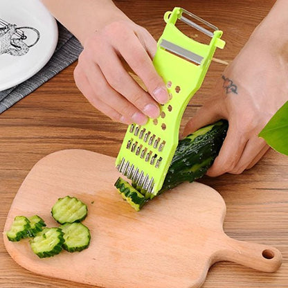 Coupe légumes tranchage de concombre sur une planche