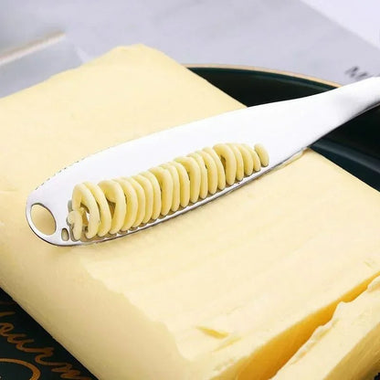 couteau à beurre frottement sur le dessus du beurre 