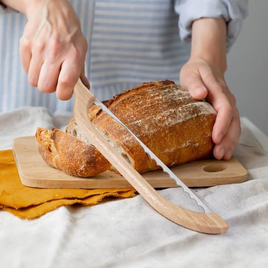 couteauà pain découpe de pain sur une planche à découper