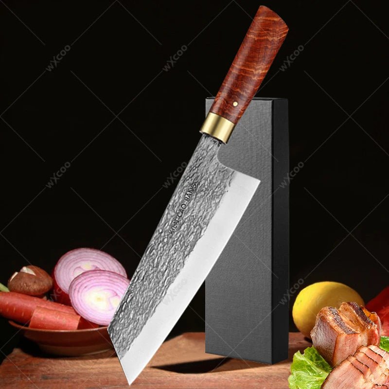 couteau de chef avec en fond des légumes