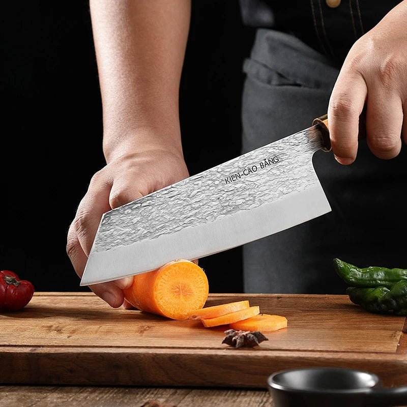 couteau de chef découpe d'une carotte