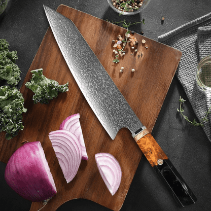 couteau de chef présenté sur une planche avec des légumes