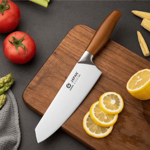  couteau de chef sur une planche à découper avec des rondelles de citron 