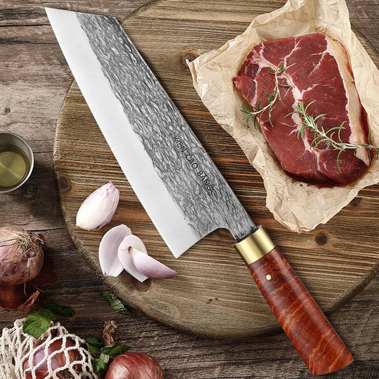 couteau de chef sur une planche avec de la viande