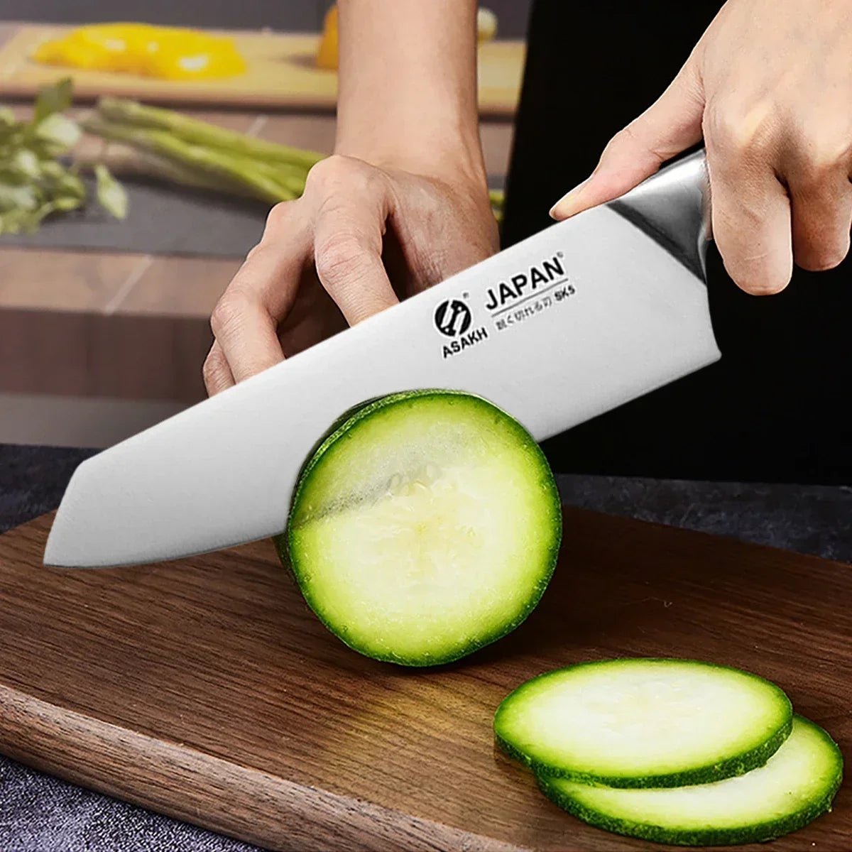  couteau de chef tranchage d'une courgette