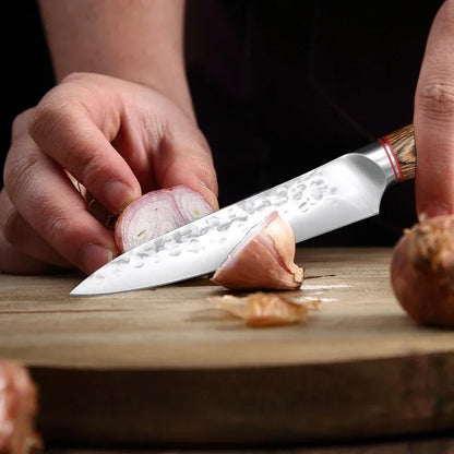 couteau de cuisine coupe d'un oignon
