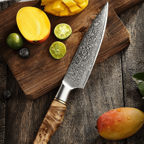 couteau japonais damas  présenté avec des fruits