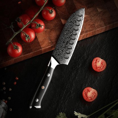 couteau santoku exposé avec des tomates
