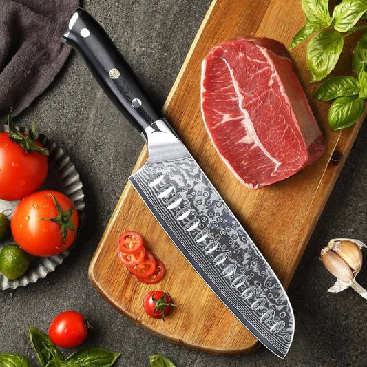 couteau santoku sur une planche avec un morceau de viande