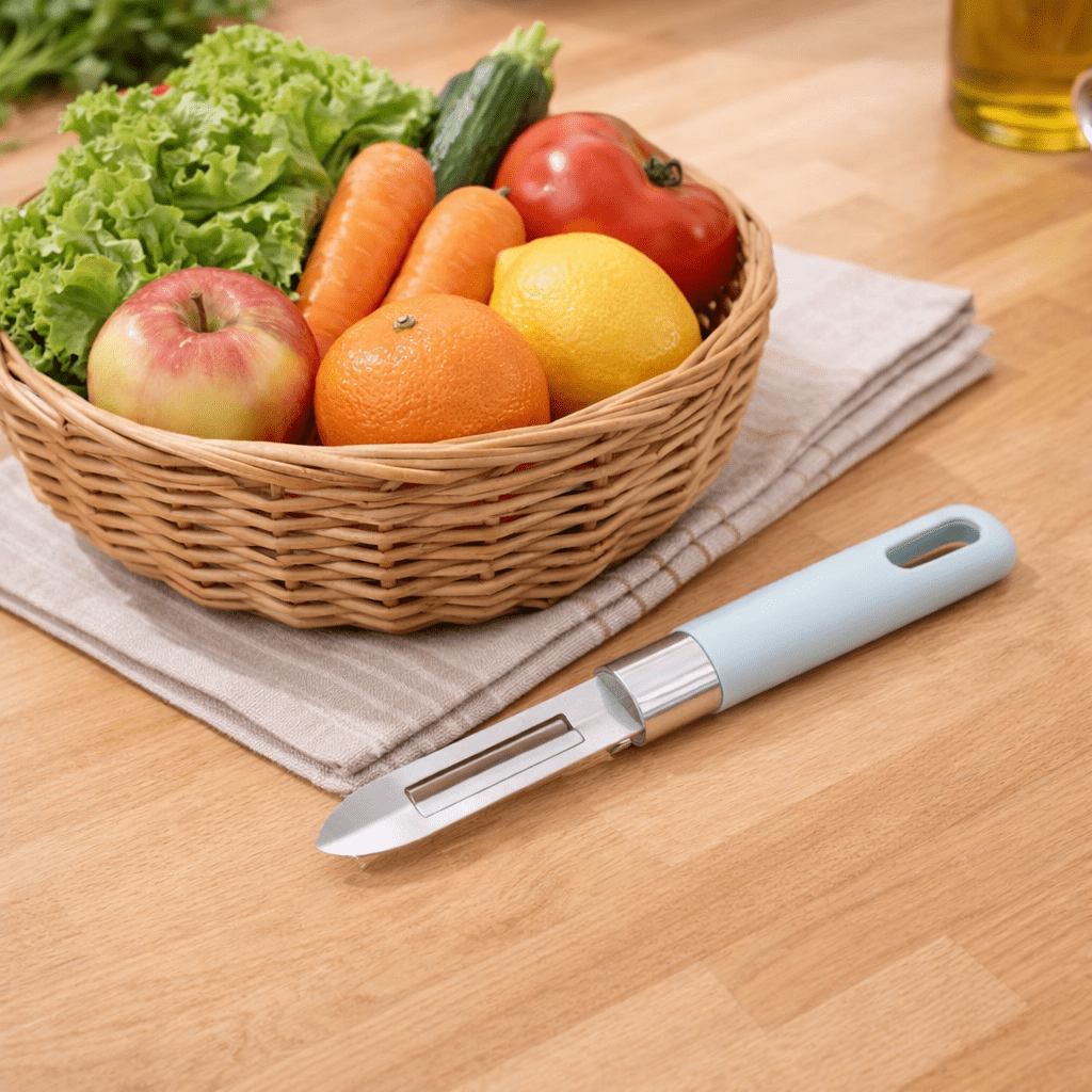 économe à côté d'un panier de fruits légumes