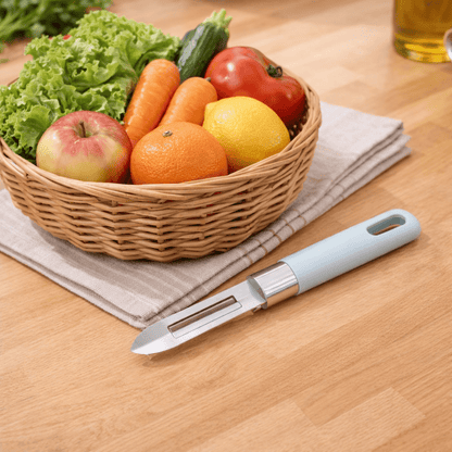 économe à côté d'un panier de fruits légumes