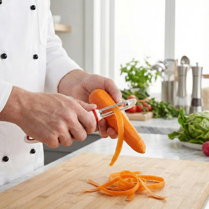 économe épluchage de carotte dans cuisine