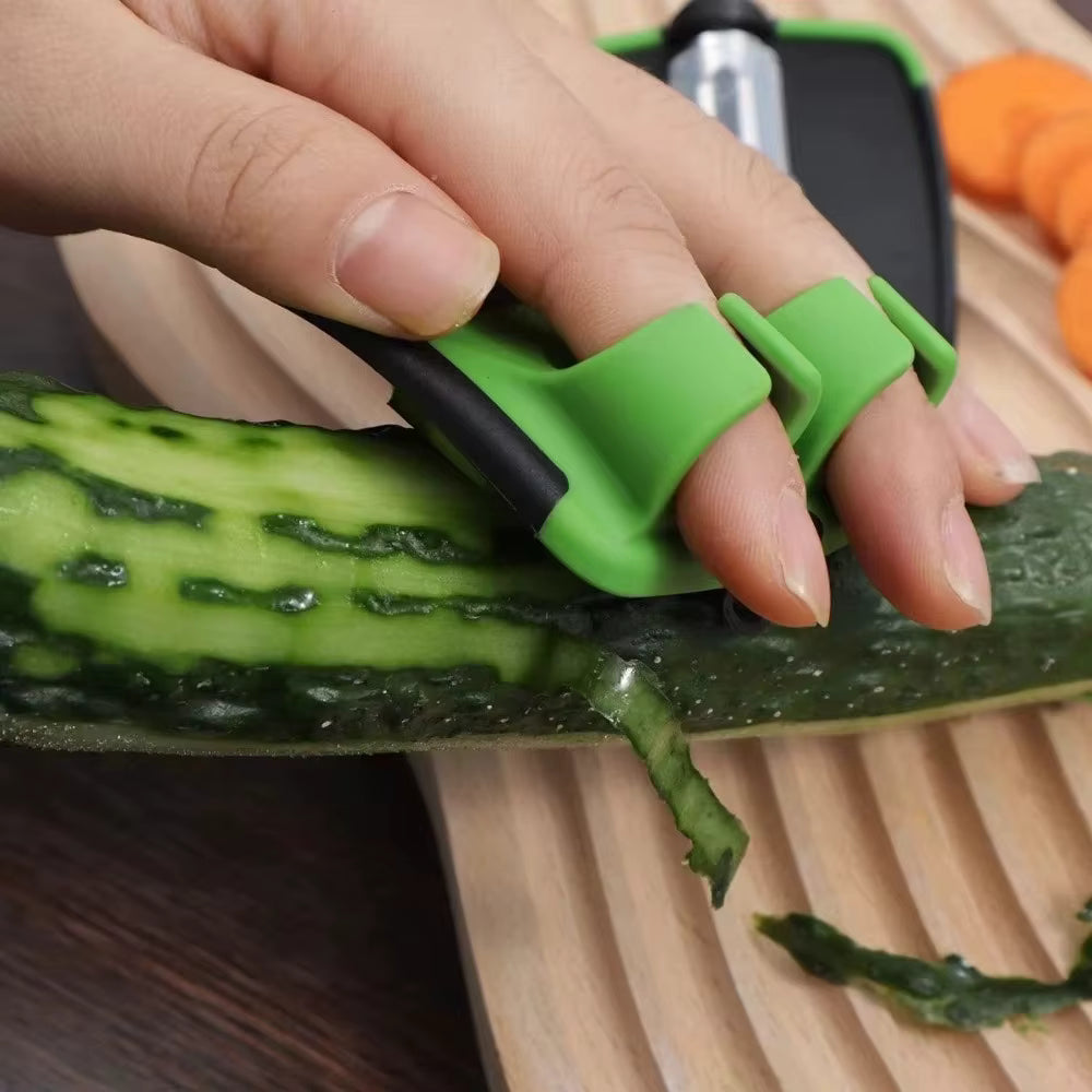 économe épluchage de concombre sur planche