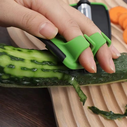 économe épluchage de concombre sur planche